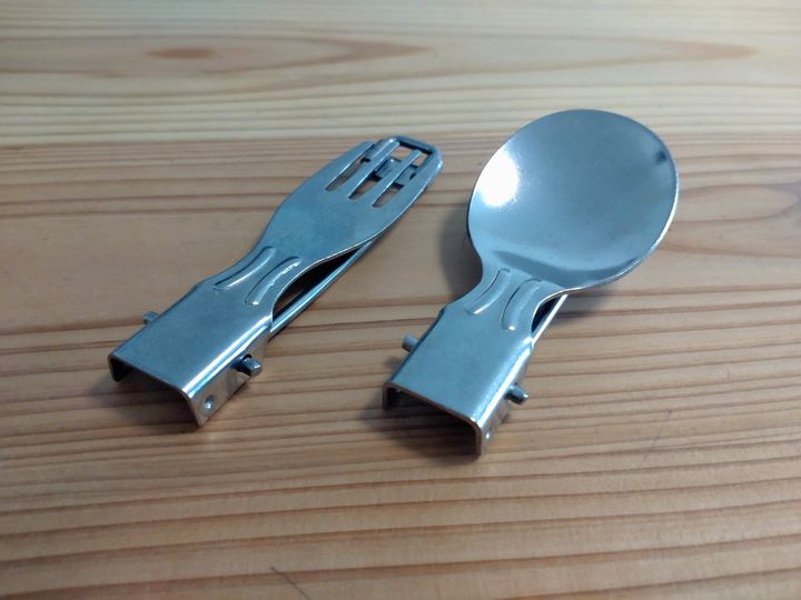「折りたたみスプーン」（右）と「折りたたみフォーク」