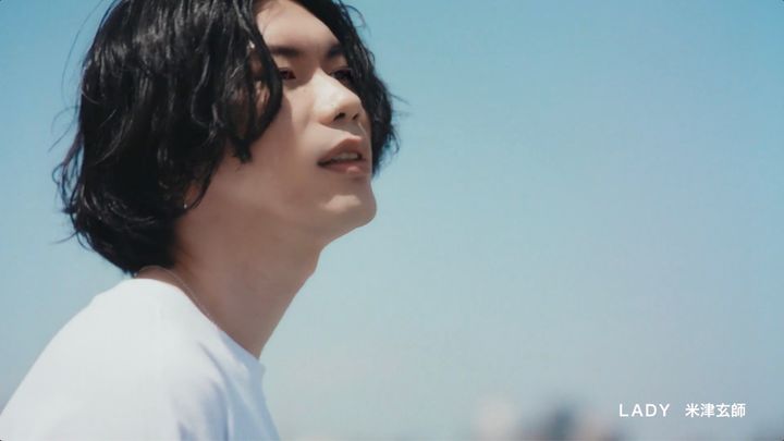 米津玄師さんが出演する新テレビCM「毎日って、けっこうドラマだ。夏」編のワンシーン
