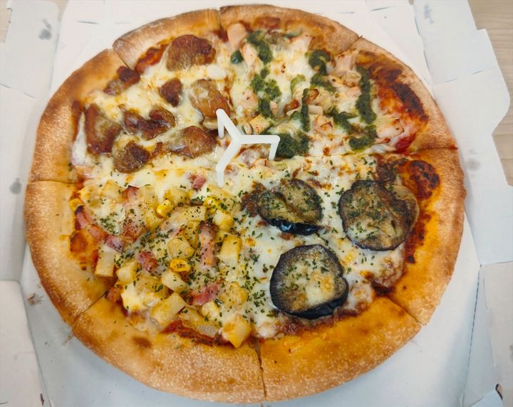 「復刻アイダホスペシャル」「復刻シシリア風ピザ」「復刻ダディーニ」「復刻バーベキューチキン」が1枚になった「復刻レジェンド4」