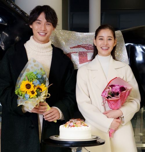 福士蒼汰さん（左）の誕生日を祝う新木優子さん