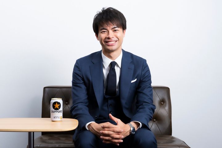 「サッポロ生ビール黒ラベル」の新テレビCMに出演する三笘薫選手