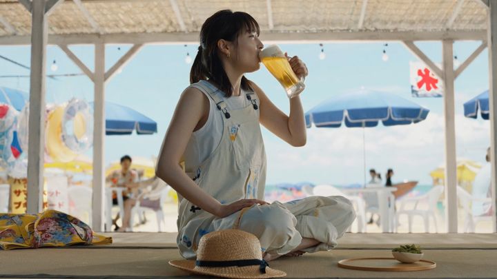 広瀬すずさんが出演する「ザ・プレミアム・モルツ」新CMのワンシーン