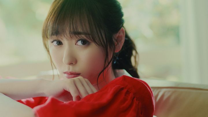 カルビー「フルグラ」の新テレビCMに出演する福原遥さん