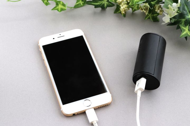 モバイルバッテリーやスマホを車内に放置するリスクは？