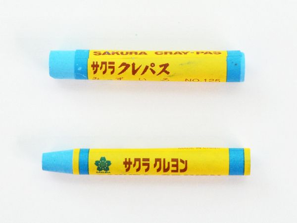 サクラクレパスが販売する「クレパス」（上）と「クレヨン」（サクラクレパスのホームページより）