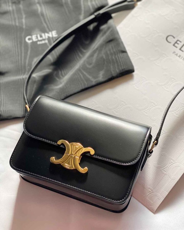 コーデを一気に格上げ♡【CELINE】“トリオンフ”が可愛い！「黒バッグ 