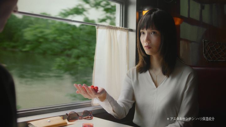 「アスタリフト」の新テレビCMに出演する宮崎あおいさん