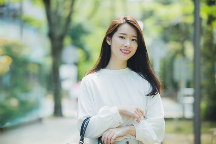 品のある女性の雰囲気】行動・見た目・性格など！品がある女性の特徴と  