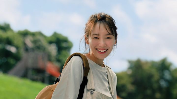 飯豊まりえさんが出演する「帰ってきた 名探偵ピカチュウ」の新テレビCMのワンシーン