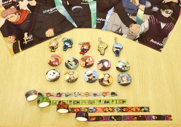 「呪術廻戦」渋谷事変と「くら寿司」とのコラボグッズ（C）芥見下々／集英社・呪術廻戦製作委員会