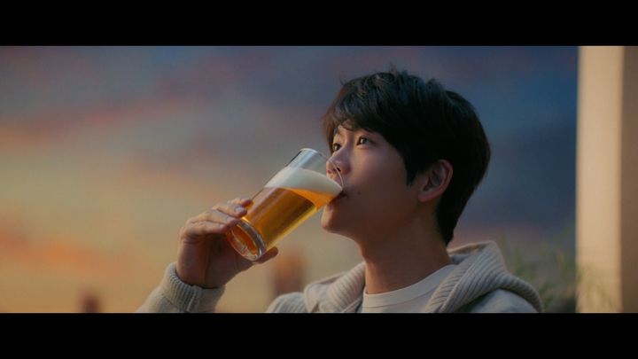 松下洸平さんが出演する「アサヒ生ビール」新テレビCMのワンシーン