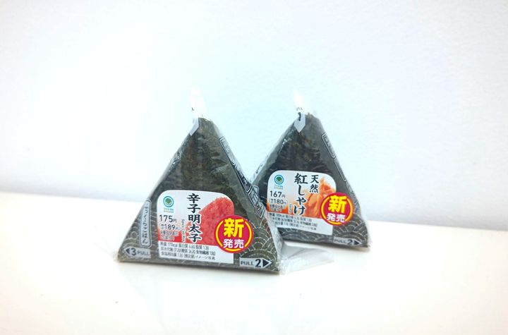 10月3日に新登場したファミリマートの「手巻辛子明太子」（左）と「手巻紅しゃけ」
