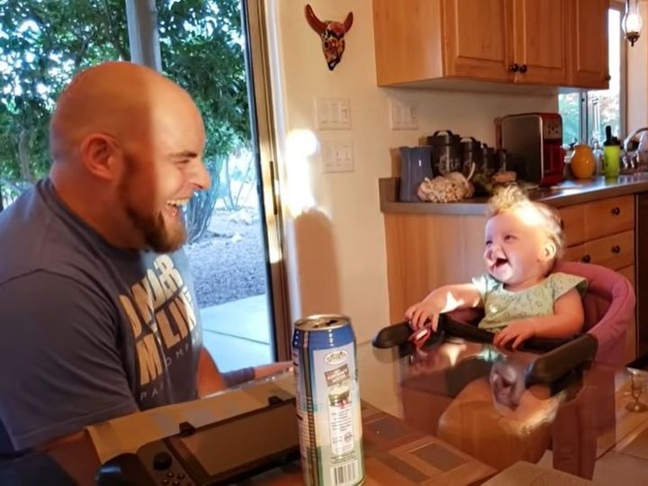 無邪気に笑う赤ちゃん