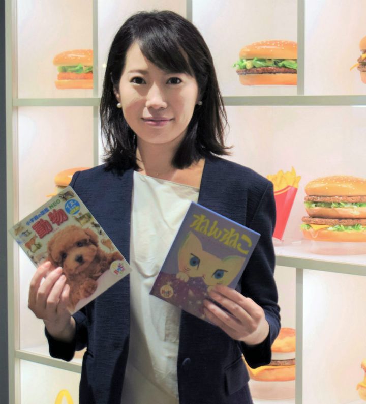 第2弾の絵本と図鑑を持つ松尾さん