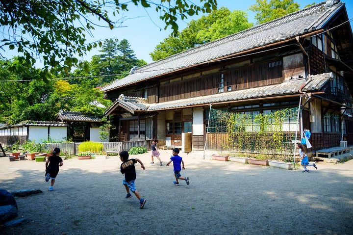 園庭を走る小俣幼児生活団の子供たち。近くに自転車に乗れる広いグラウンドもある。