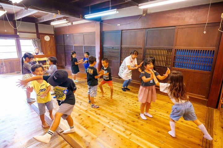 繁子さんのピアノにのって子どもたちが思い思いに体を動かす