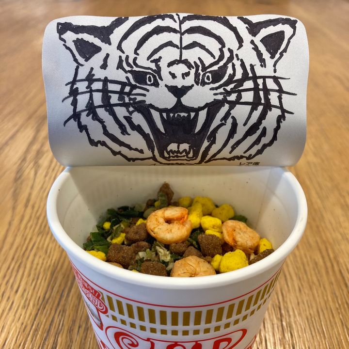 「カップヌードル」のふたの裏側に描かれたトラのイラスト（日清食品の公式Xアカウントより）