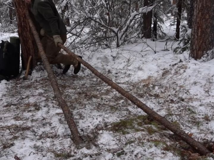 極寒の地で寝床を作る男性