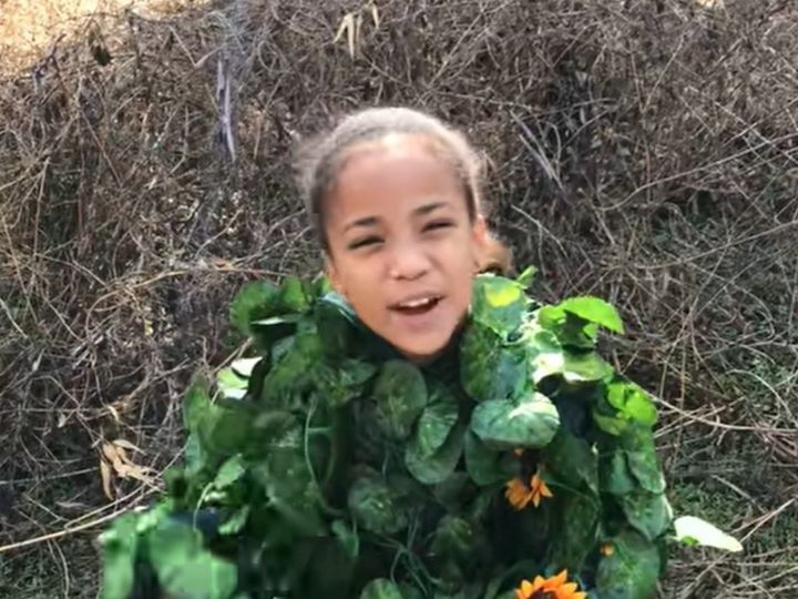 茂みに変装した少女がいたずらを繰り広げる