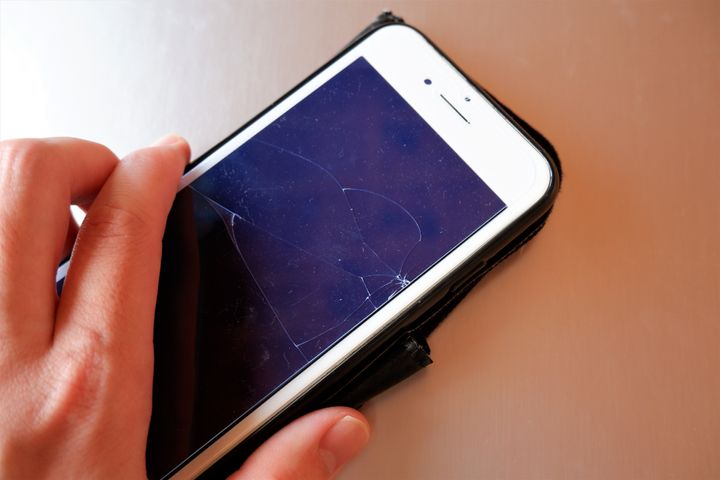 ガラスフィルムが割れたままスマホを使用すると、けがの恐れ
