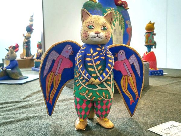 谷中】不思議な猫たちが着飾り、歌い、踊る 櫻井魔己子個展