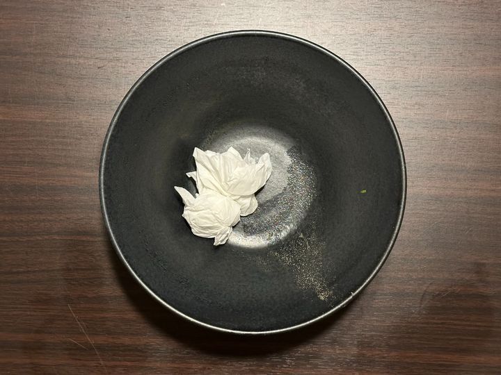 ラーメン店で使用済みのティッシュを丼に入れたら法的責任を問われる？（写真はイメージ）