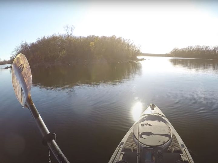 ボートに乗って釣りを楽しむ男性