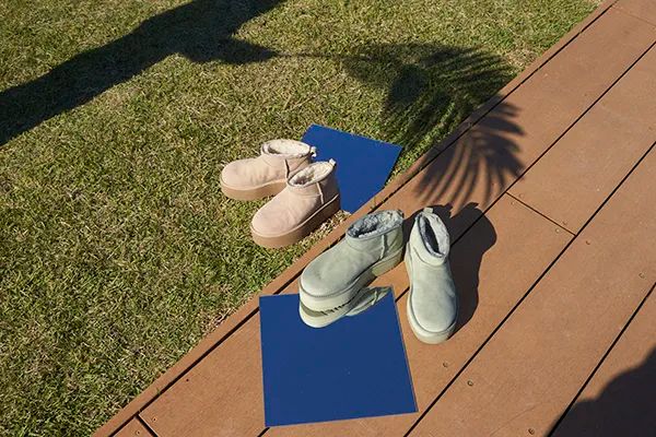 UGG」大人気の厚底ブーツに、淡めの新色が登場。足首をキュッと細く 