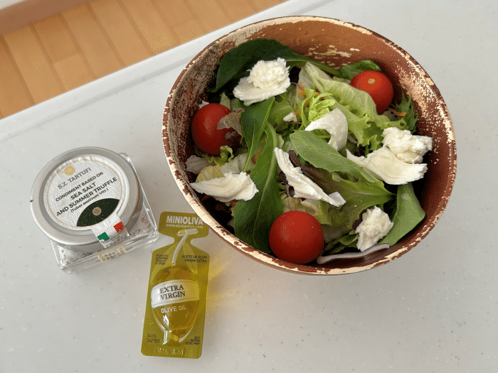 コストコの小分けオリーブオイルを使ったサラダ