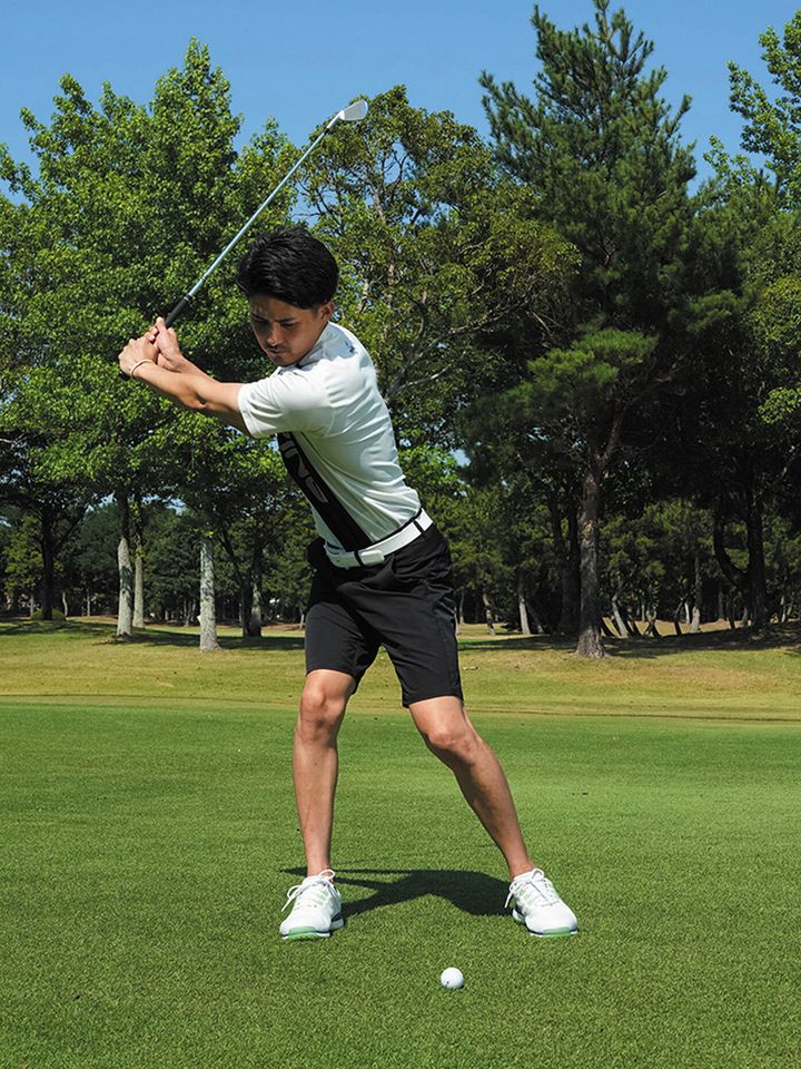 右腰を引くだけ！ アイアンがうまく打てるバックスイングの方法