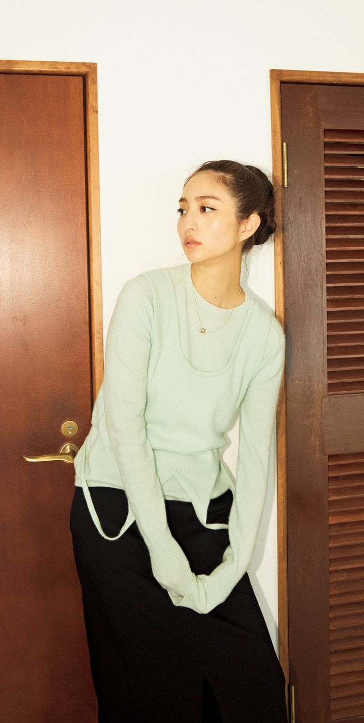 堀田 茜 レイヤードニットの着こなし