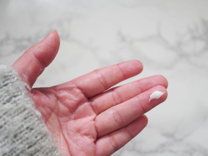 まつ毛ケアができるアイテムでお手入れをする