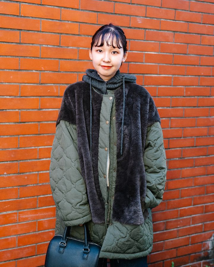 今年っぽい“ミドル丈コート”が主役のコーデ5選。どんなボトムにも合う万能選手【TOKYO SNAP】