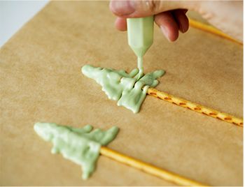 チョコペンを固めて作るツリーがかわいい♪ 3STEPで「クリスマスプチケーキ」のできあがり【最新号からちょっと見せ】の画像2