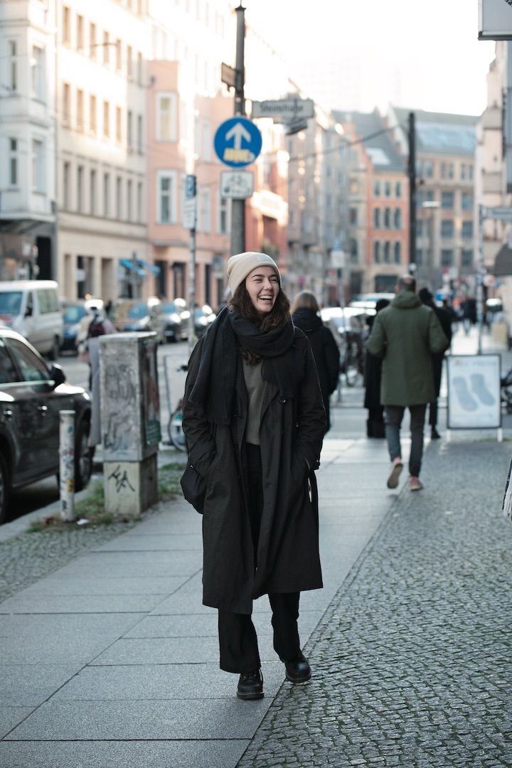 ダークトーンにライトカラーを1点投入したモノトーンコーデ【番外編：ベルリン】