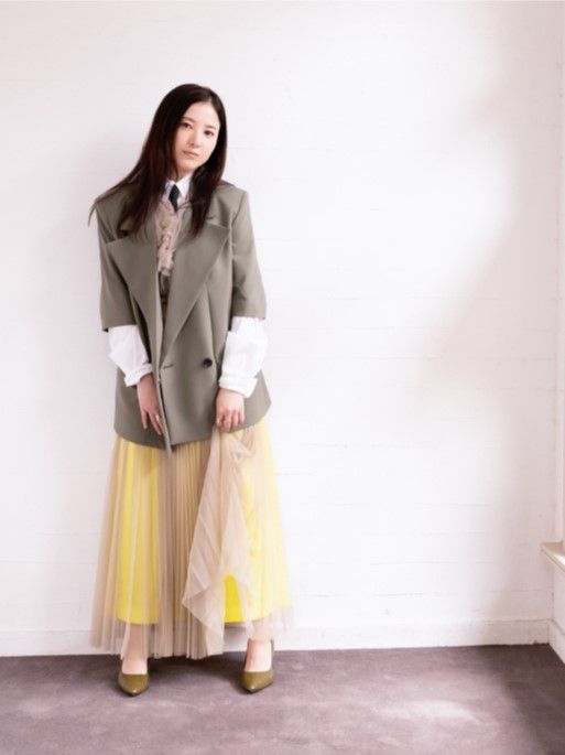 吉高由里子 ジャケット¥86,900、パンプス ¥59,400（ともにアキラナカ／ハルミ ショールーム） シャツ¥38,500（アカネ ウツノミヤ） ドレス ¥72,600（チカ キサダ／エドストローム オフィス） ネクタイ／スタイリスト私物 パンツ¥69,300（AVN／コロネット） リング【右手】¥31,900、【左手人さし指】¥30,800、【中指】¥34,100（すべてBONEE／エドストローム オフィス）