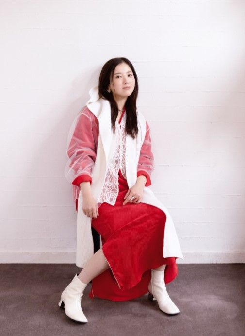 吉高由里子 チュールシャツ¥28,600（イウエン マトフ／ユナイテッドアローズ 渋谷スクランブルスクエア店） ブラウス¥42,900、スカート¥39,600（ともにCINOH／ユナイテッドアローズ 渋谷スクランブルスクエア店） フードスカーフ¥30,800（ギャルリー・ヴィー／ギャルリー・ヴィー 丸の内店） ブーツ※参考商品（セルジオ ロッシ／セルジオ ロッシ カスタマーサービス） ネックレス ¥47,300（ボーニー／エドストローム オフィス） ピアス ¥8,800（グレイ） リング ¥6,600（ロニ）