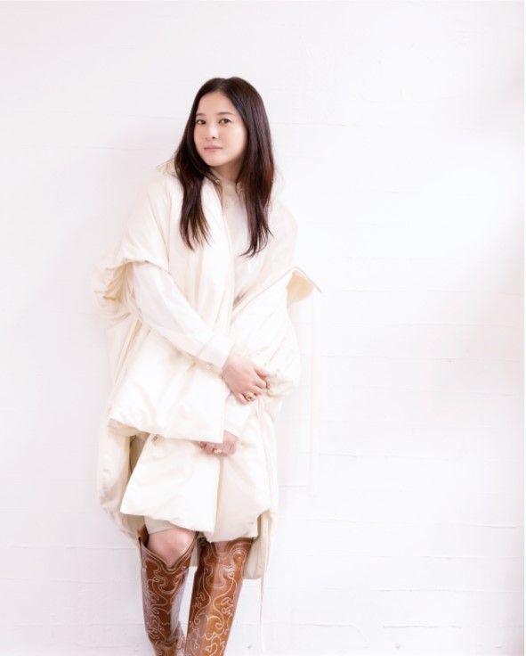 吉高由里子 シャツ¥46,200（チカ キサダ/エドストローム オフィス） ポンチョ¥75,900（プロタゴニスタ/アマン） ハーフパンツ¥26,400（イウエン マトフ/ユナイテッドアローズ 渋谷スクランブルスクエア店） ウエスタンブーツ¥ 113,300※参考価格（ガニー） リング【右】¥6,600（ロニ） 【左】（スタイリスト私物）