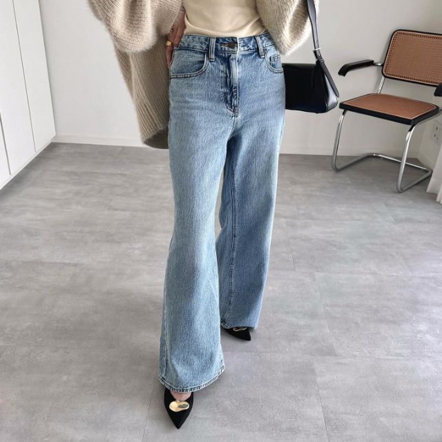 ミドルライズワイドジーンズを着用している