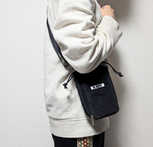 バッグを肩にかけたところ