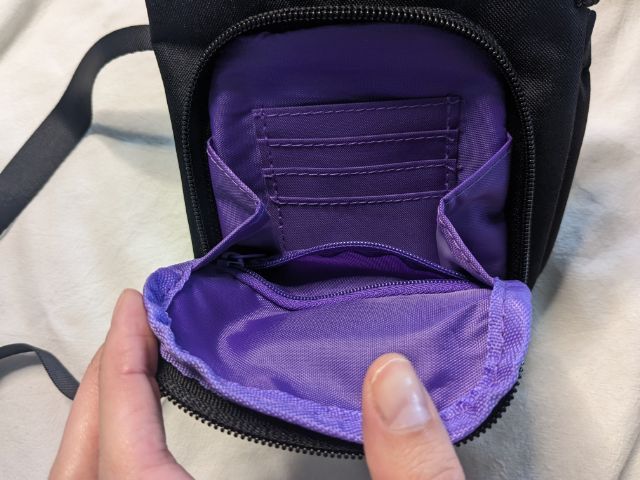 フロントポケットを開けたところ