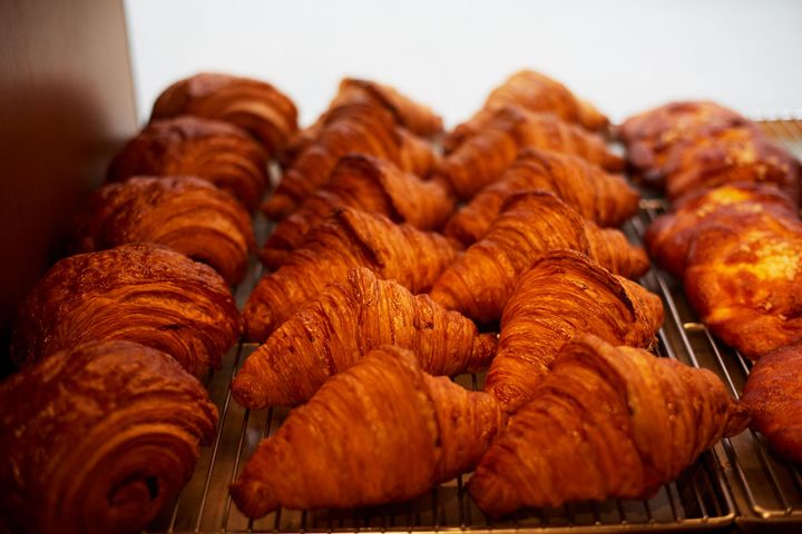 左 パン・オ・ショコラ、中央 クロワッサン