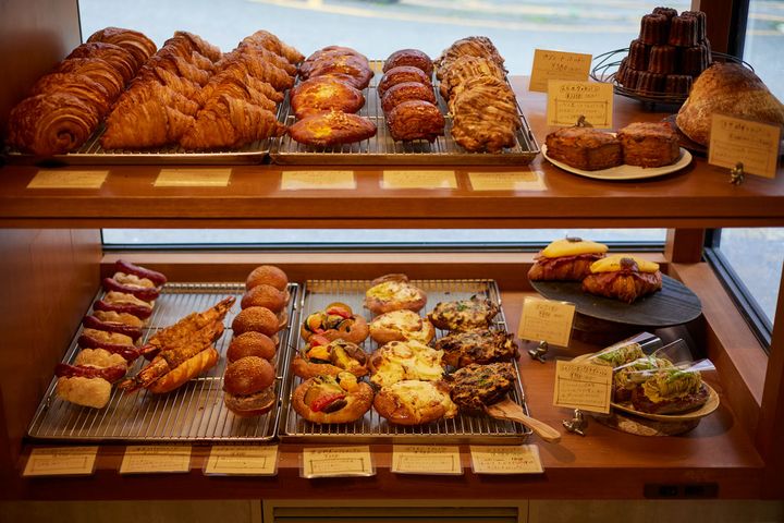 MONICA 店頭のパン棚