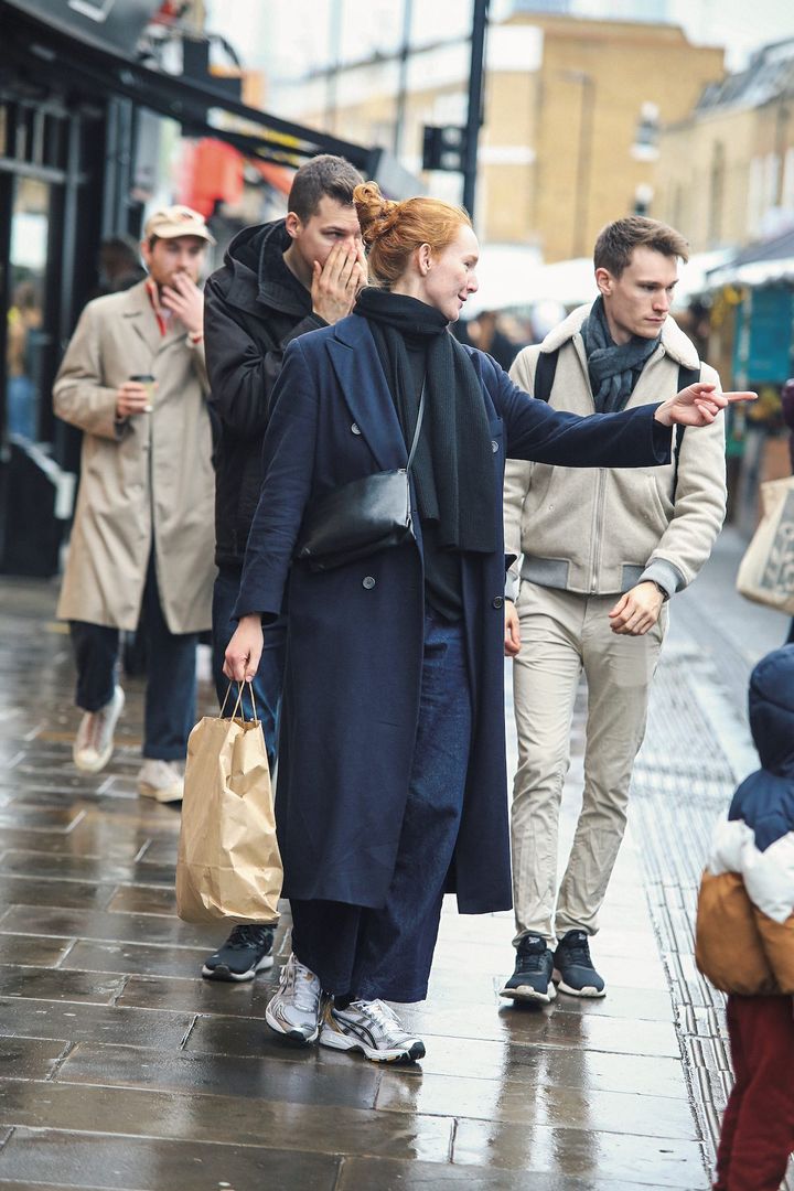 足元はあえてハイテクスニーカー！スタイリストがしているハズしのコーデ