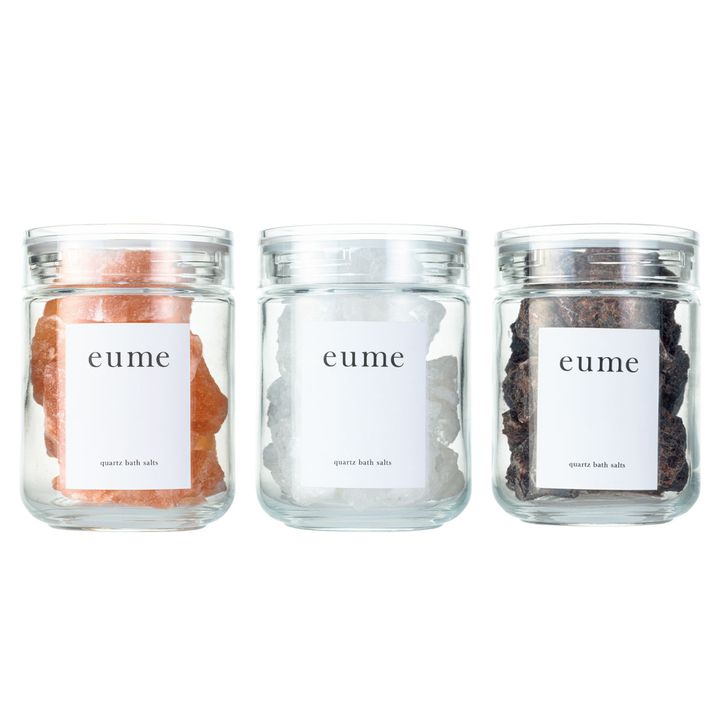 右から／クォーツバスソルト各420g（ルビー3,850円、クリスタル、コーラル各3,500円）（エべリスト TEL：03-6452-3412）