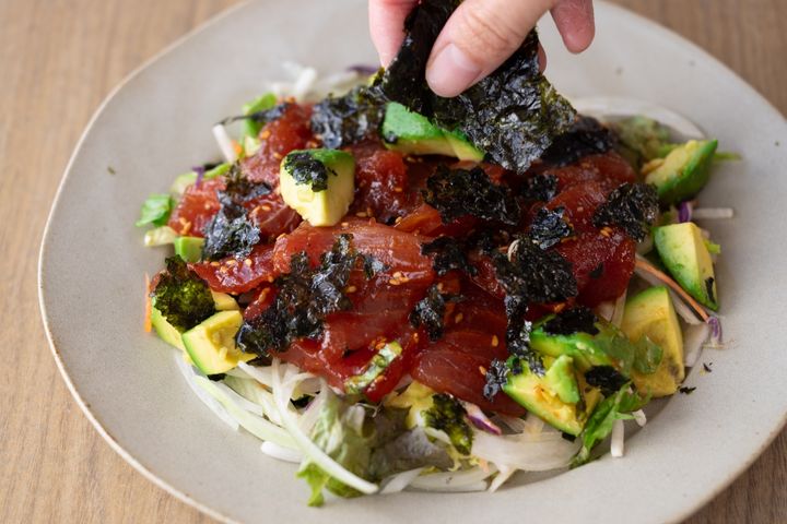 ピリ辛まぐろユッケ工程3皿に盛り付ける