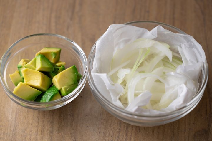 ピリ辛まぐろユッケ工程1アボカドっと玉ねぎカット