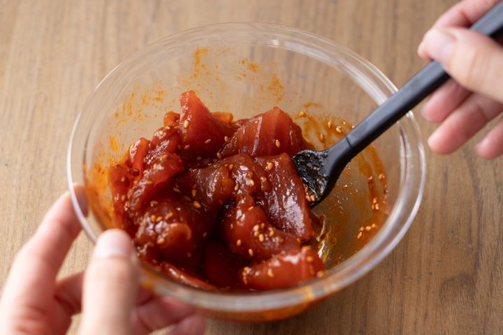 ピリ辛まぐろユッケ工程2まぐろを和える