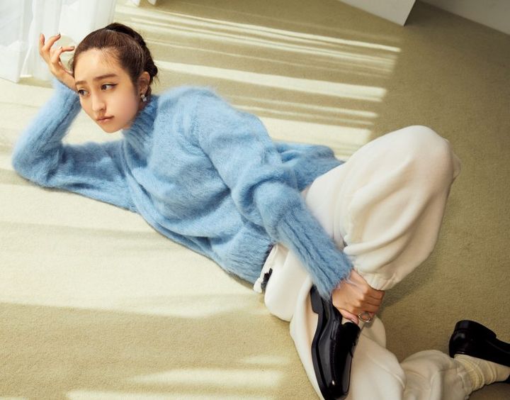 堀田茜 ふわふわカラーニットの着こなし