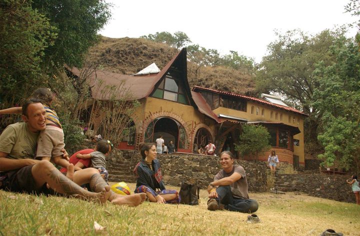 エコビレッジの〈Huehuecoyotl〉講堂、宿泊施設